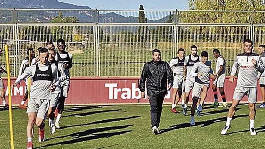 Los jugadores del Mallorca, durante su sesión de ayer.