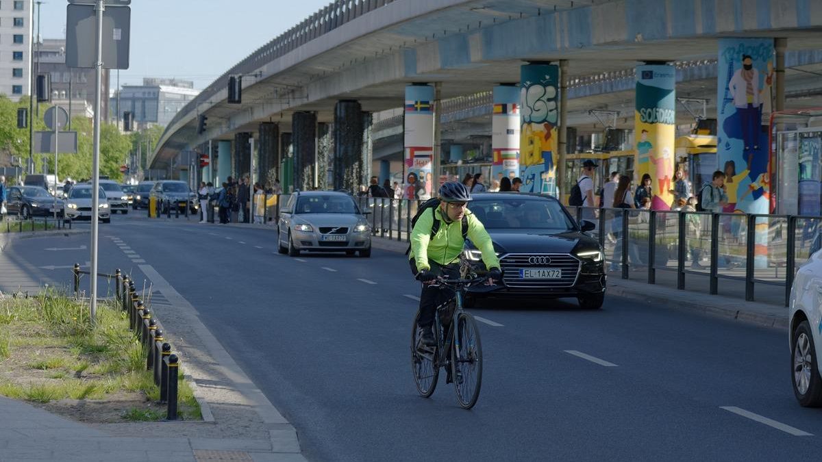 Así se deberá adelantar a los ciclistas en zonas de línea continua