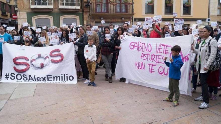 Los concentrados en la plaza del Ayuntamiento de Oviedo, ayer.