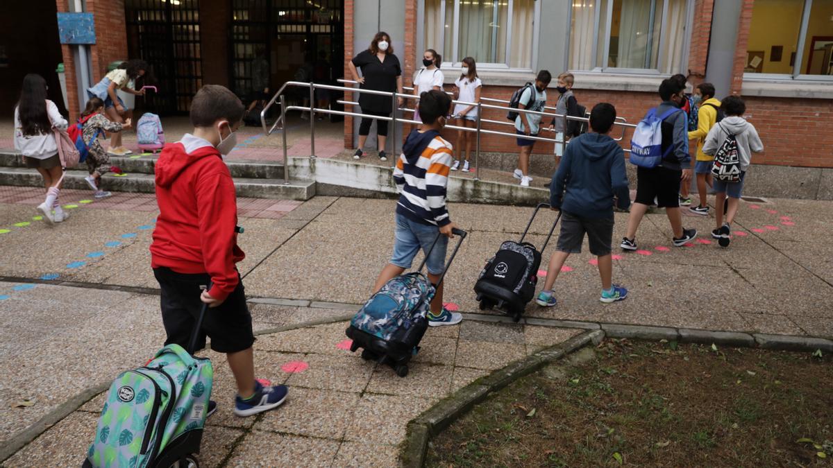 Comienzan las clases en el Colegio Público de Laviada. JUAN PLAZA