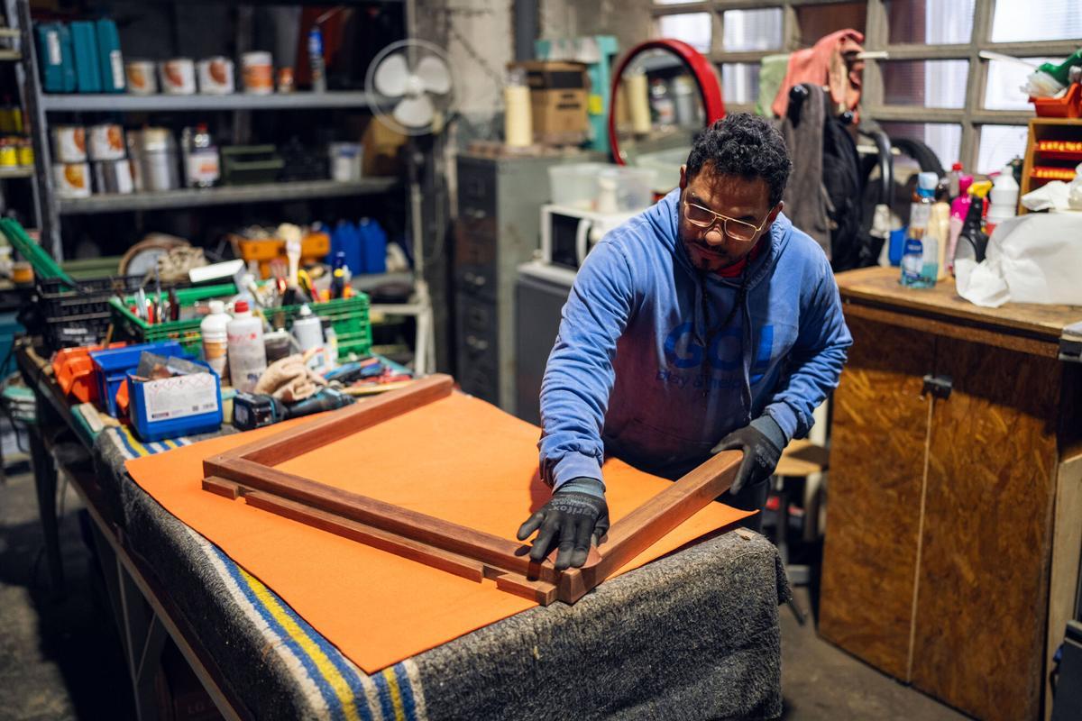L’Hospitalet de Llobregat, 10/12/2025. Interior de Brutus de Gaper, considerado el mayor almacén de ropa ‘vintage’ del área metropolitana, con miles de piezas organizadas por estilo y época. Foto: Zowy Voeten / El Periódico.