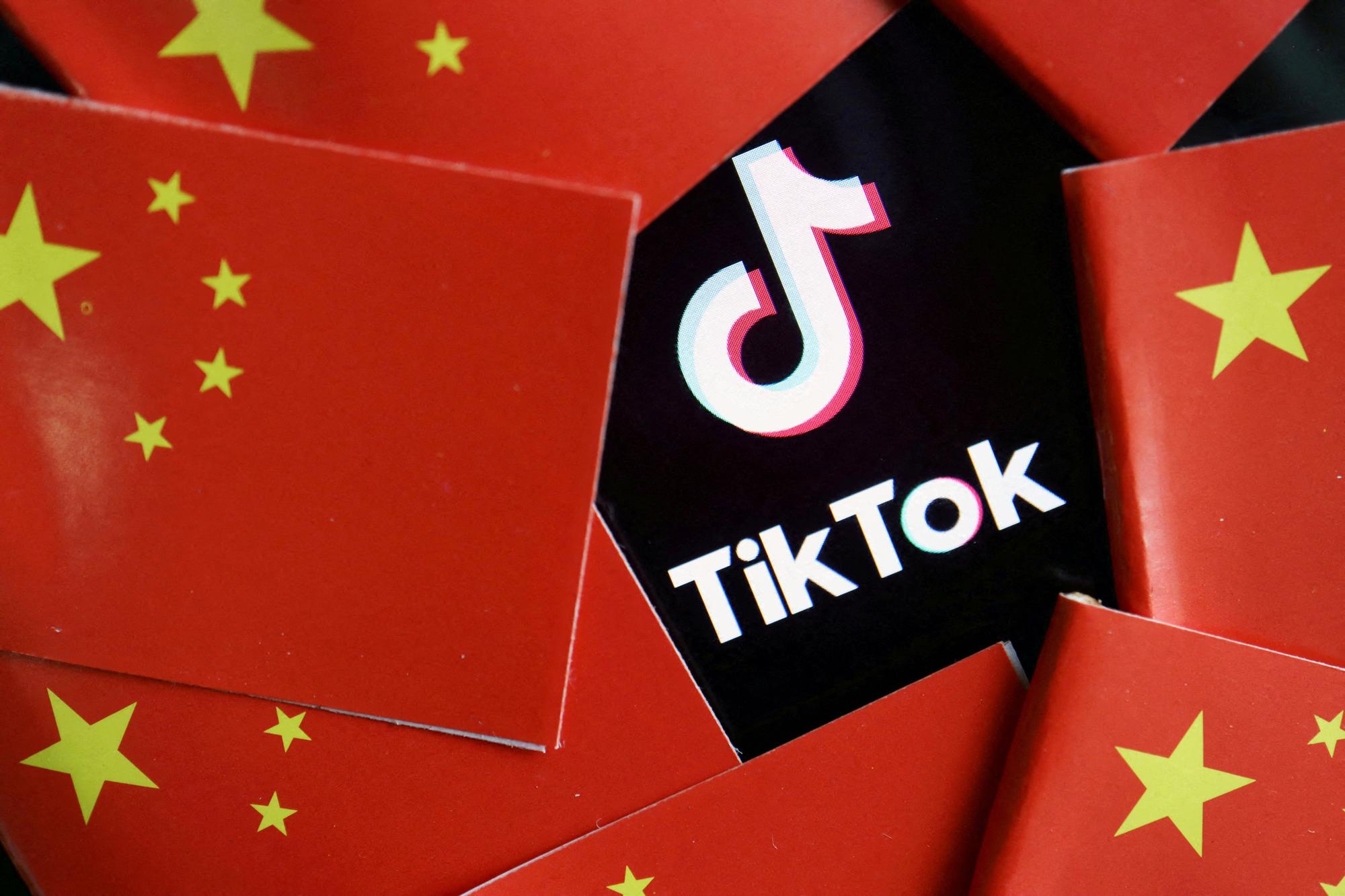 Una ilustración con banderas de China alrededor de un logo de TikTok.