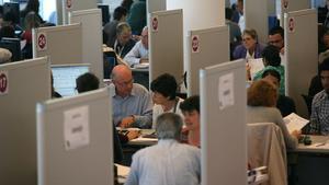 Gent fent cua a l’agència tributària del carrer Pamplona