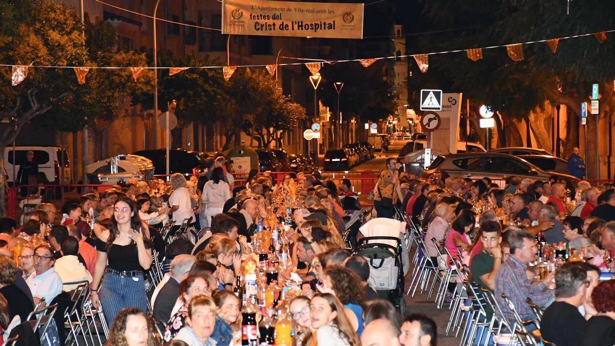 Foto de la cena en las fiestas del barrio del Crist de l’Hospital, el pasado septiembre, tras las celebraciones patronales.