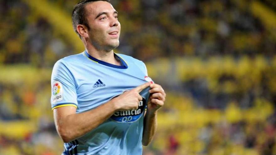 Iago Aspas se señala el escudo tras su primer gol. // LOF