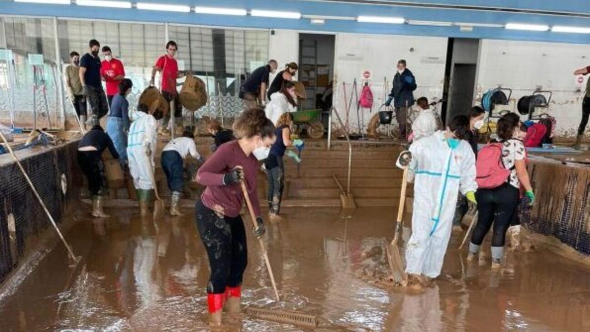 Voluntarios limpiando la piscina cubierta de Sedaví tras la dana del 29-O.