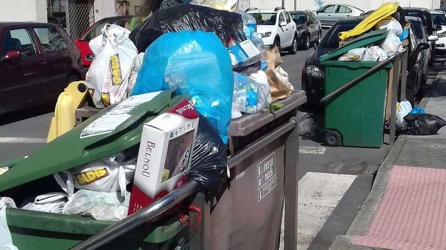 Basura sin recoger el pasado lunes en la plaza das Viñas en Arteixo.