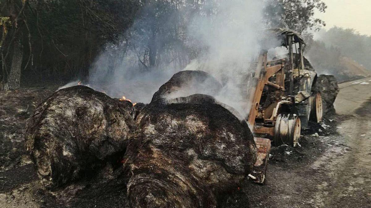 Maquinaria calcinada cerca de la gasolinera A Erosa, en la N-525.