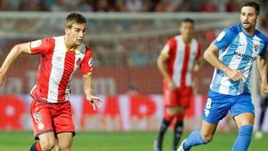 Pons controla una pilota davant Adrián González (Màlaga).