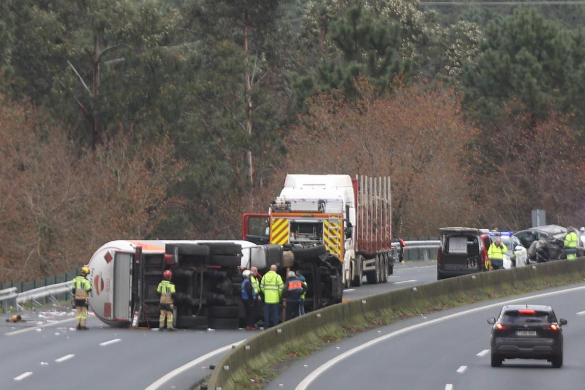 Un accidente entre un camión de mercancías peligrosas y un turismo deja dos heridos y dificulta la circulación en la AP-9