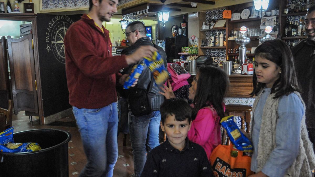 Niños recibiendo caramelos en A Illa durante el Día de Pedir.