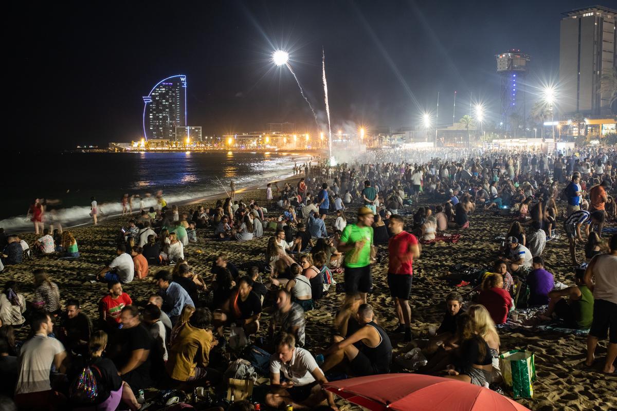 La revetlla torna a la platja a Barcelona