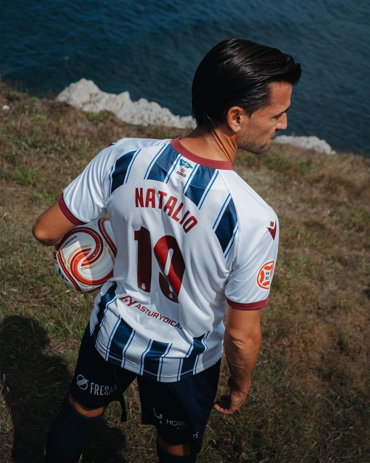 El Avilés estrena su nueva camiseta blanquiazul de la mano de Macron El Avilés estrena su nueva camiseta blanquiazul de la mano de Macron