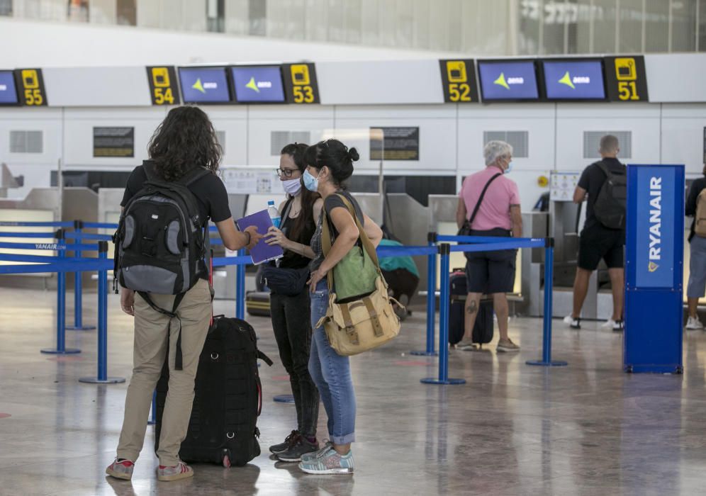 El aeropuerto estrena la temporada alta turística con 552 vuelos hasta el domingo y 60.000 pasajeros