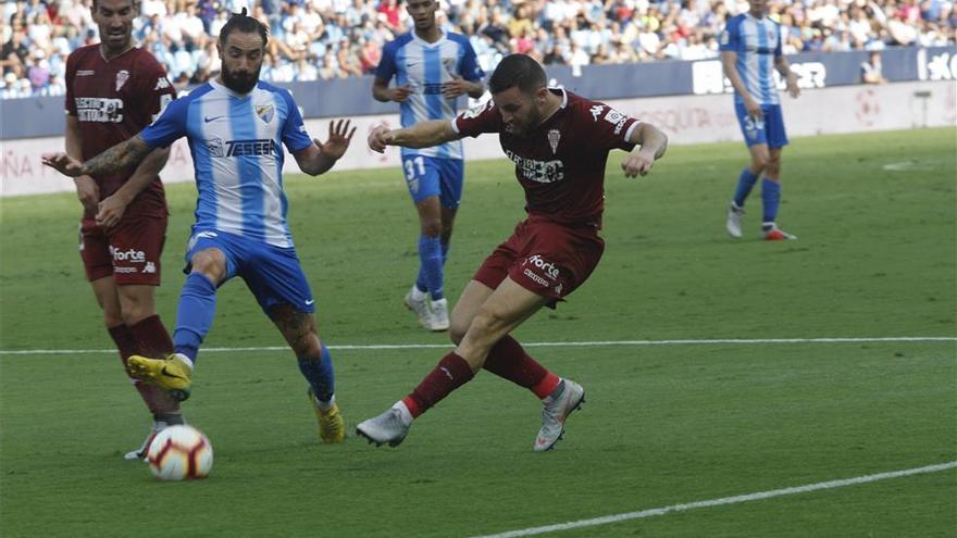 El Málaga remonta al Albacete y consolida su fuerte liderato