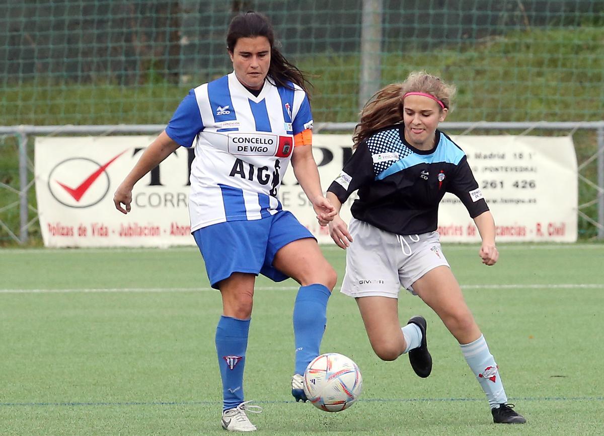 Una jugadora del Sárdoma B controla el balón.