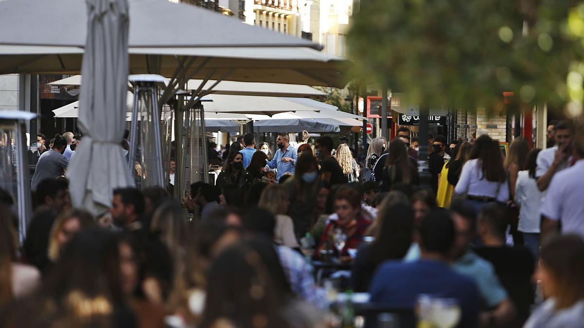 Terrazas llenas en la calle Castaños de Alicante. | JOSE NAVARRO