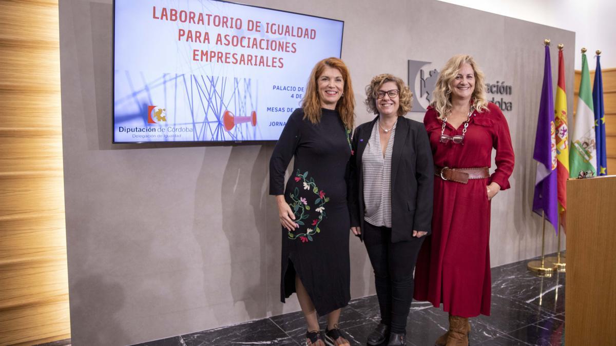 Inmaculada Figueroa, (i) Alba Doblas (c) y Montserrat Marcos en la presentación del Laboratorio de Igualdad