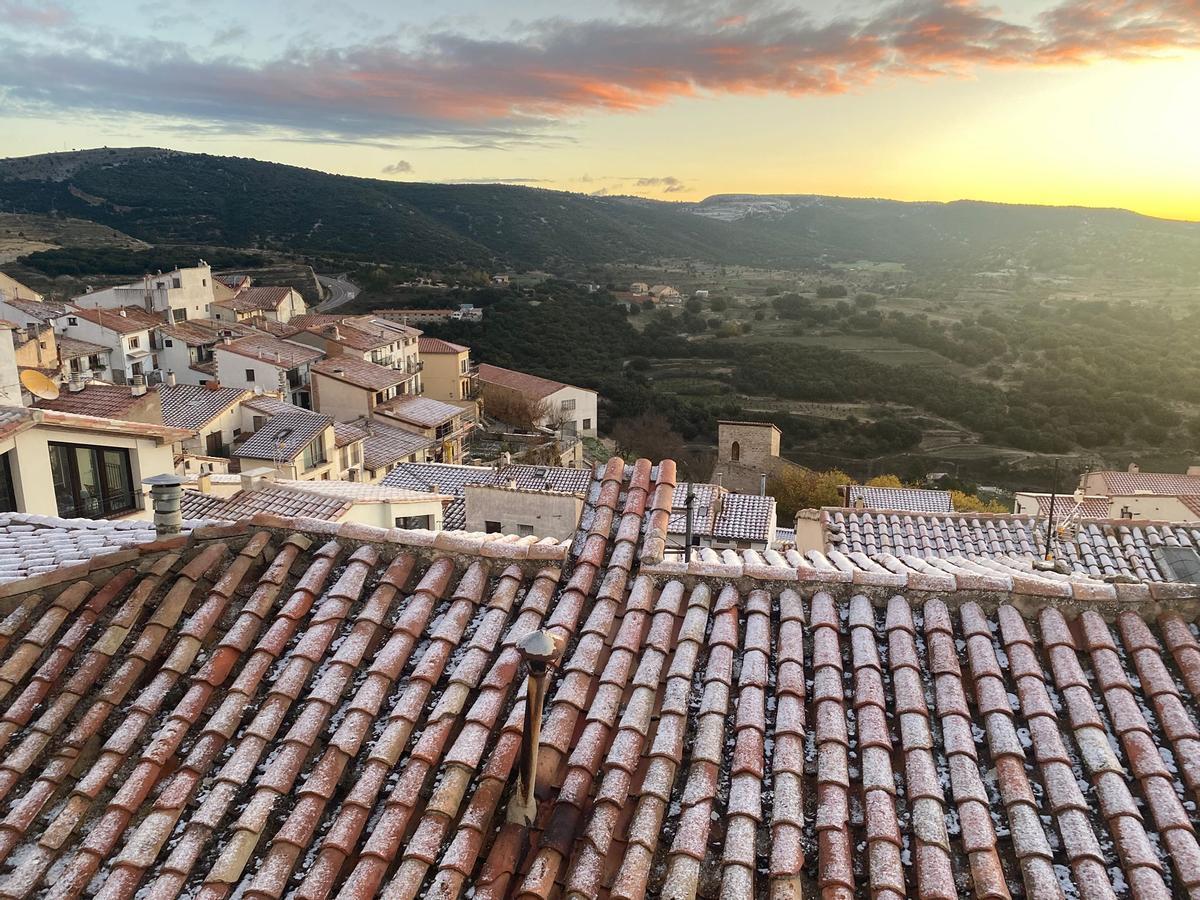 Los tejados de las casas de Morella, también de blanco