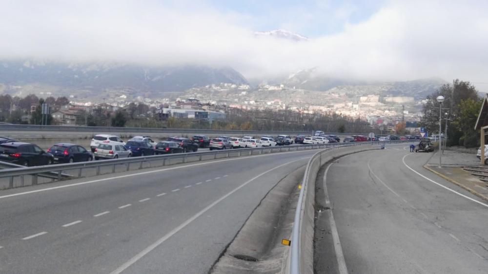 Retencions a la C-16 en el pont de la Puríssima