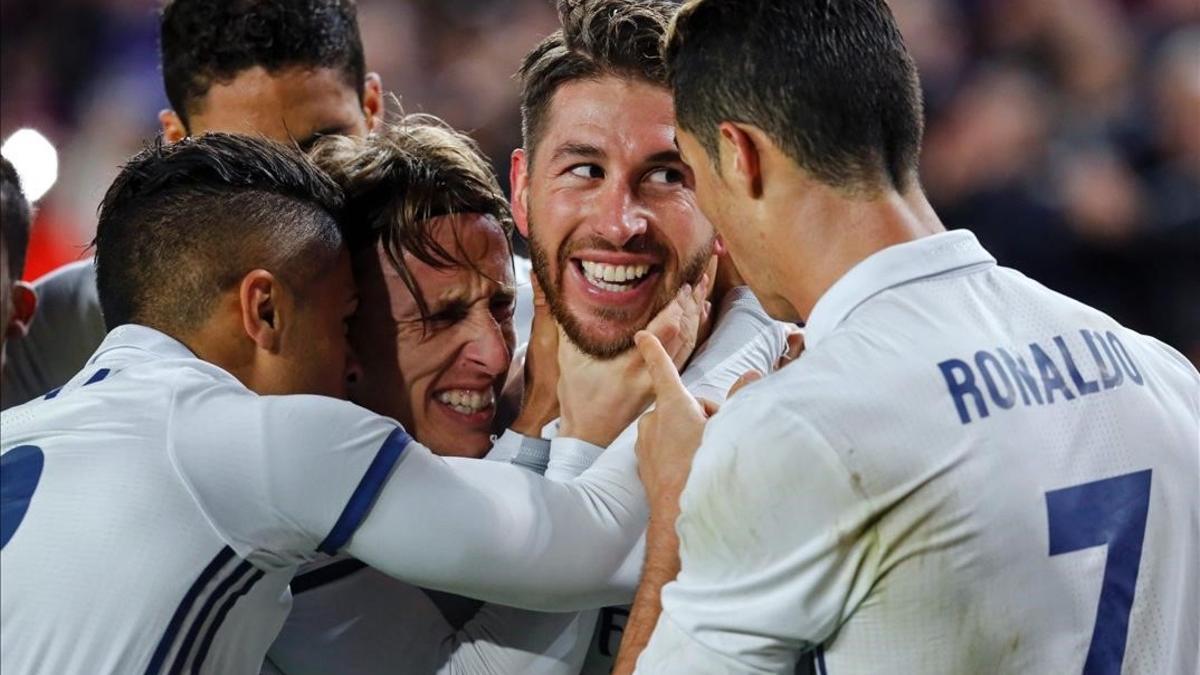 Ramos es felicitado por sus compañeros tras marcar el gol del empate en el Camp Nou