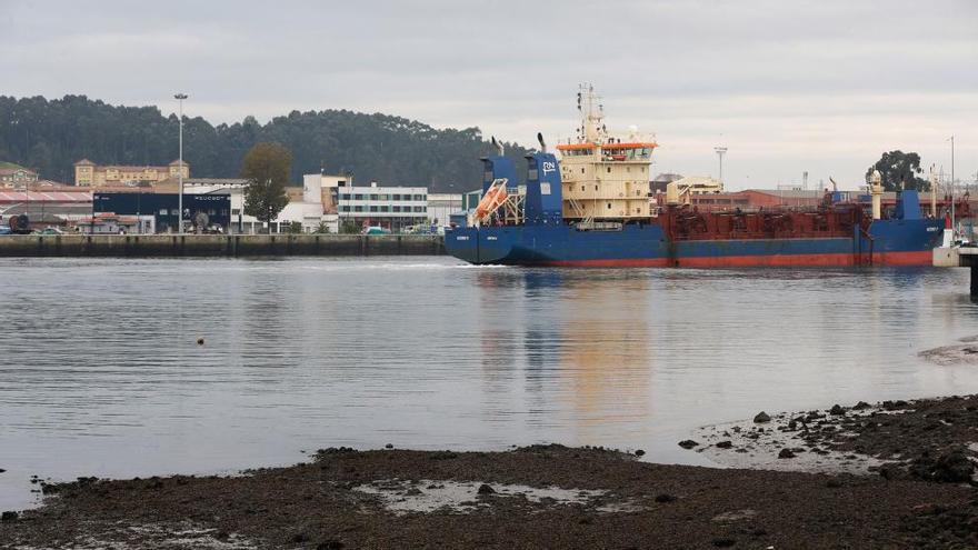 La draga &quot;Njord R&quot; en aguas de la ría.