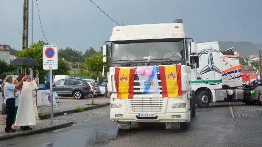 Camiones en la procesión del San Cristóbal en Poio. // Rafa Vázquez