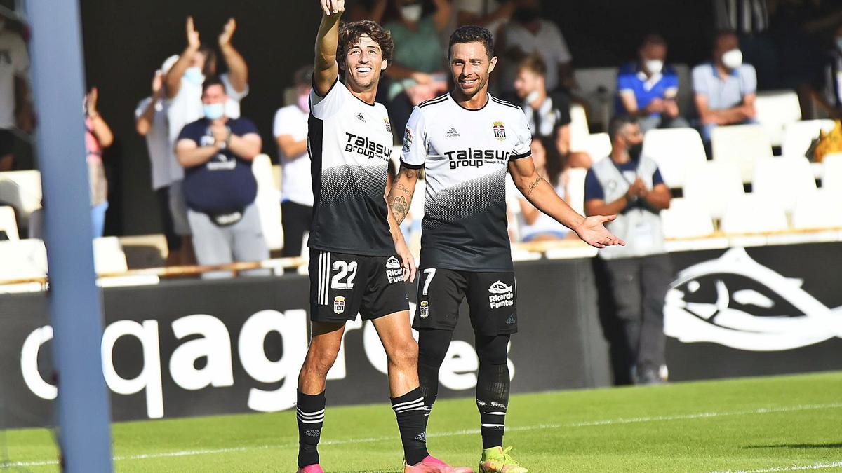 Julián Delmás celebra junto a Rubén Castro el espectacular gol que marcó frente al Ibiza. | IVÁN URQUÍZAR