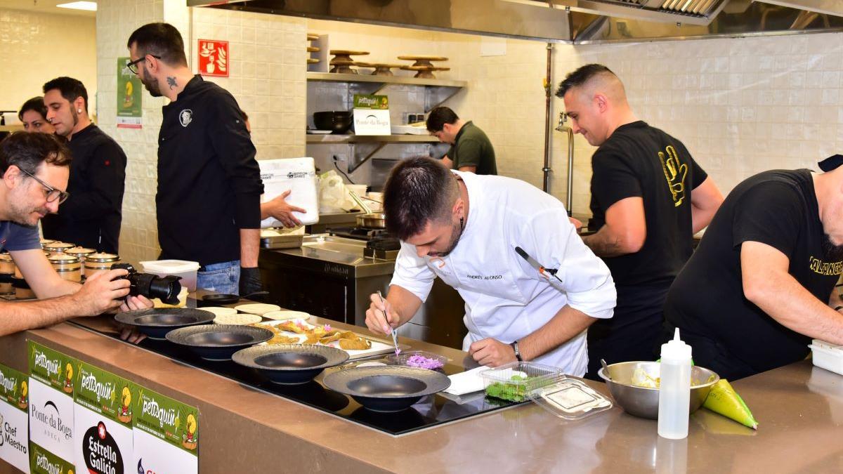 Participante del Petisquiño laborando una tapa durante la edición del año pasado.