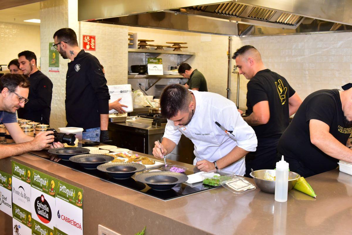 Participante del Petisquiño 2024 elaborando una tapa.
