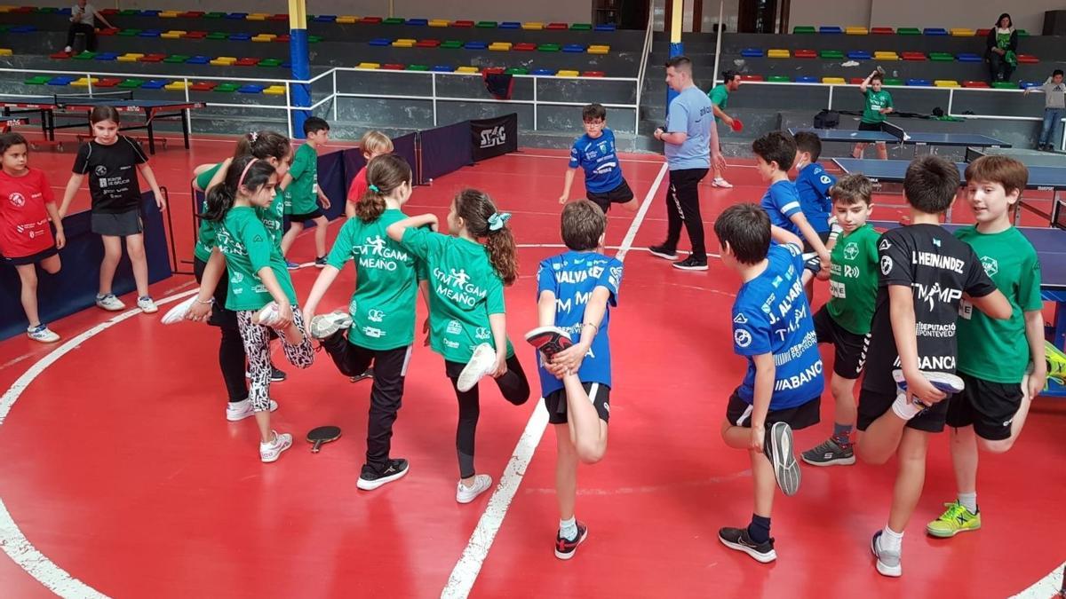 Una de las actividades realizadas en la concentración de tenis de mesa celebrada en Meaño.