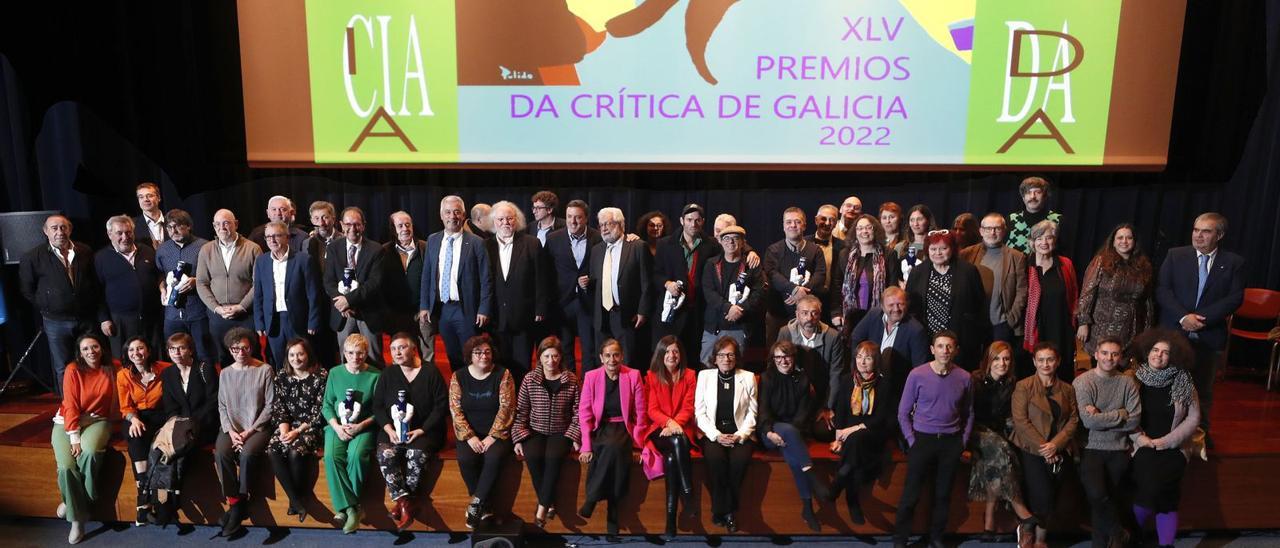 Premiados, autoridades e xurados, onte,  na gala dos premios en Vigo.  | RICARDO GROBAS