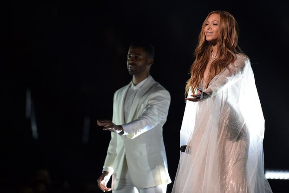 Beyoncé, con un modelo de alas transparentes.