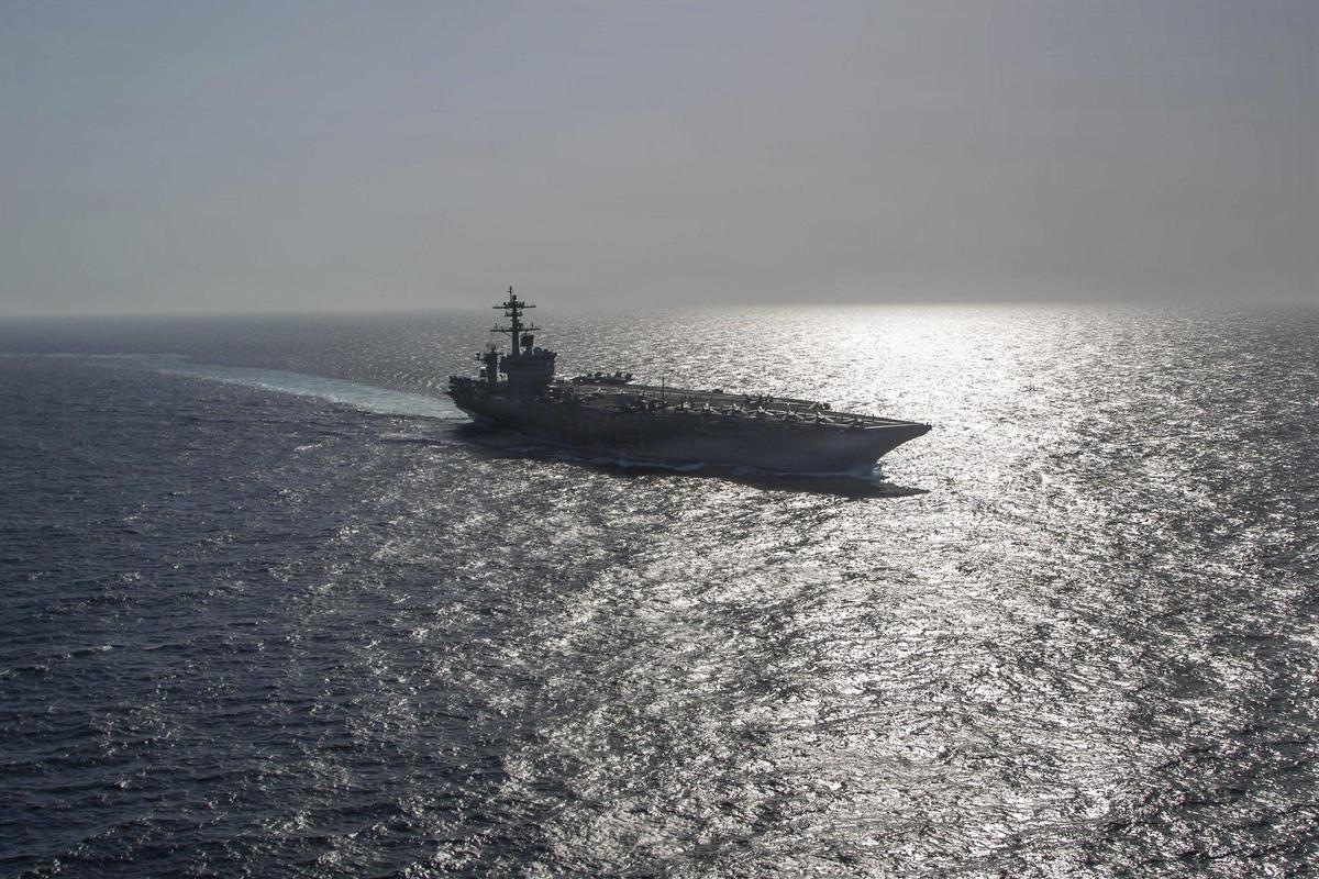 El portaaviones 'USS Abraham Lincoln', en aguas próximas a Arabia Saudí.