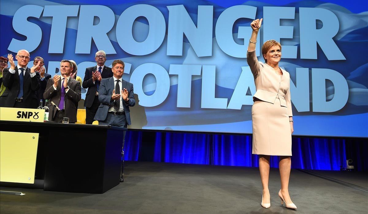 zentauroepp43682257 scotland s first minister nicola sturgeon waves after giving180609193636