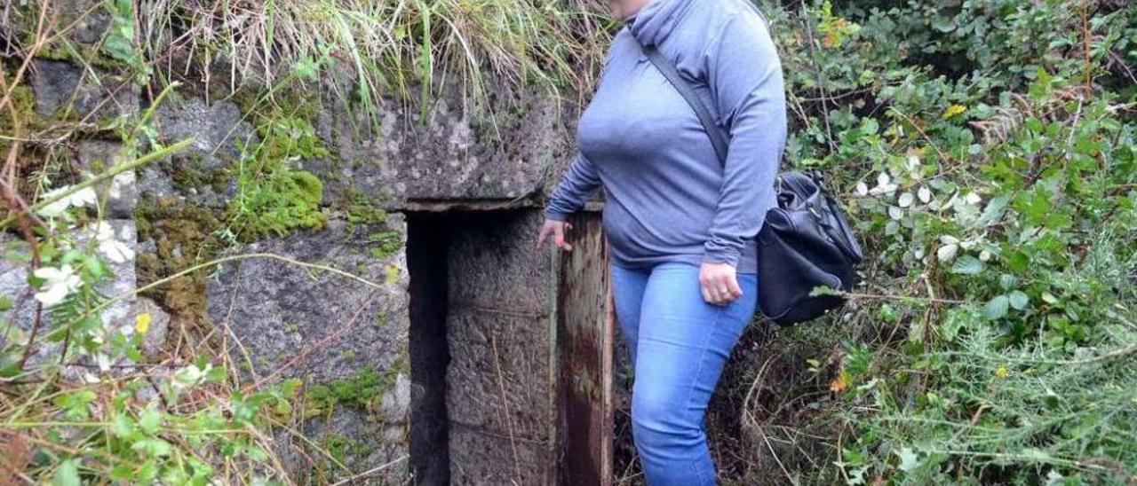 Elena Cores, de Gañemos Vilanova, muestra la entrada de la mina de agua . // Noé Parga