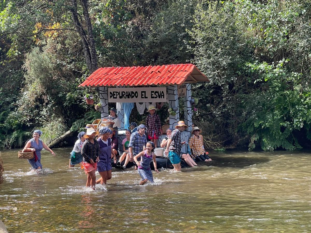 En imágenes: El Descenso Folclórico del Río Esva, en Trevías, reúne a más de doscientas personas
