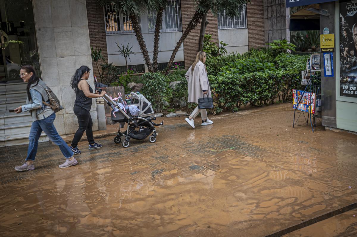 Escape de agua de grandes dimensiones en la avenida Pedralbes con el paseo Manuel Girona de Barcelona