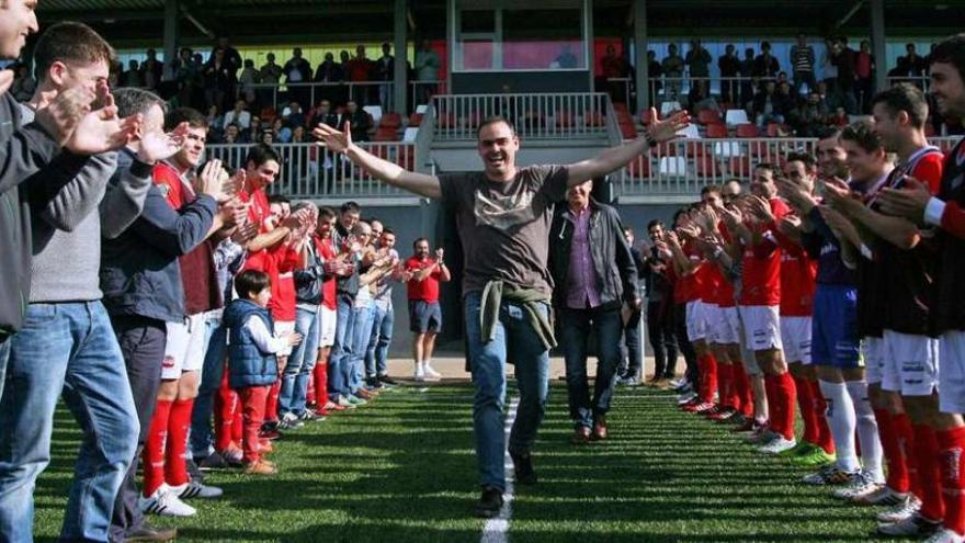 El capitán Unai se despidió del Estradense tras quince años de servicio en un acto con jugadores de las últimas décadas. // Bernabé/Luismy