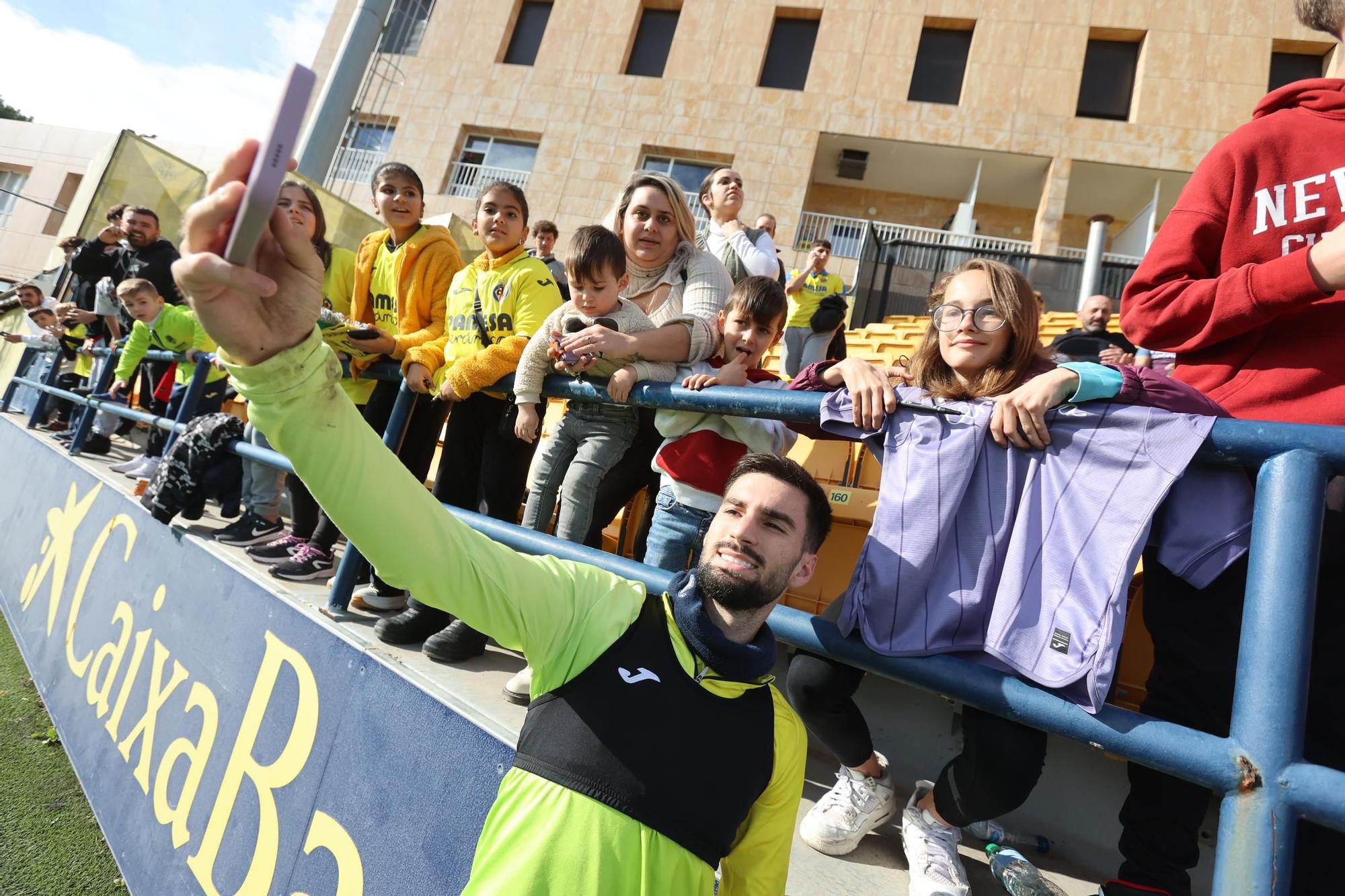 Así ha sido el entrenamiento navideño del Villarreal a puerta abiertas