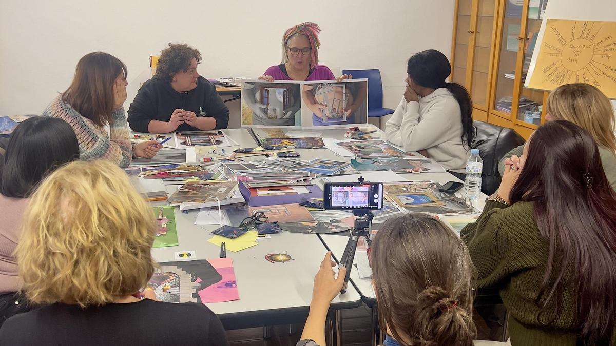 Un moment del procés creatiu d'aquest projecte quan les participants explicaven el resultat del seu treball.