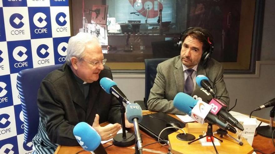 El obispo de Mallorca, Javier Salinas, entrevistado ayer por el director de la Cope, Xavier Boned.