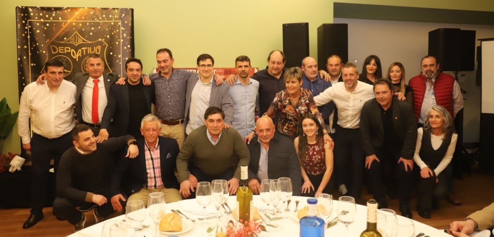 La directiva, que acaba su mandato, posa unida durante la gala.