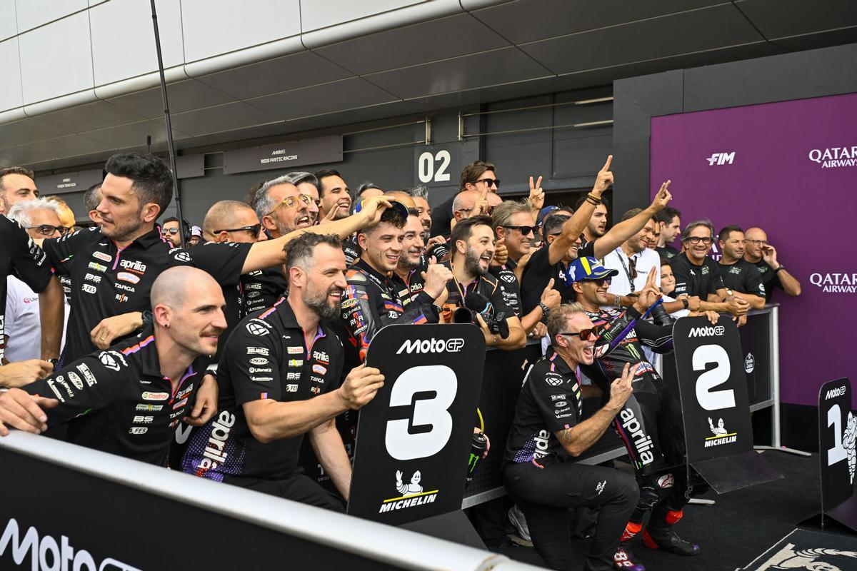 Aprilia Racing team celebrating their podiums during the 2026 Qatar Airways Grand Prix of Great Britain on the Silverstone Circuit from August 7 to 9, 2026, in Silverstone, United Kingdom - Photo Studio Milagro / DPPI AFP7 09/08/2026 ONLY FOR USE IN SPAIN
