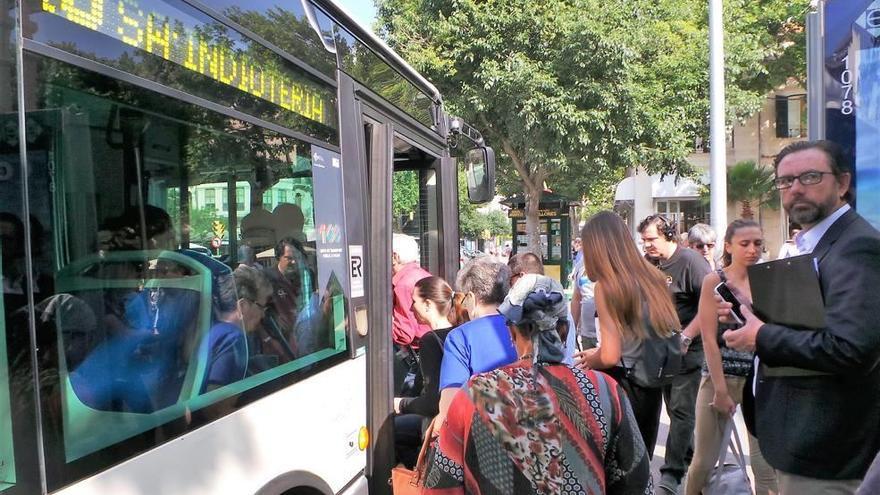 El director de Asima junto al autobús que conduce al polígono.