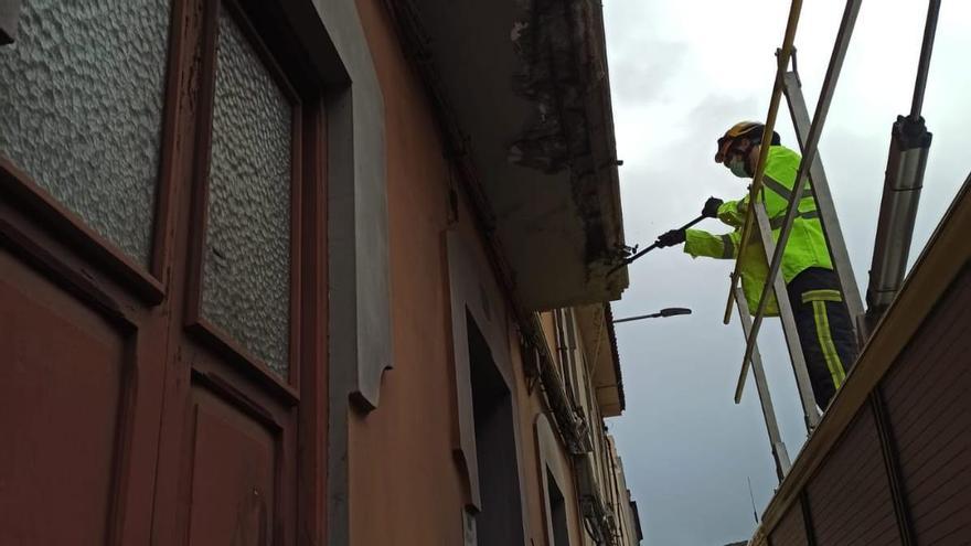 El agua ocasiona desprendimientos en una vivienda en Guía