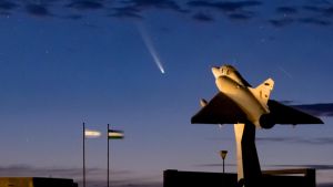 -FOTODELDÍA- AME3132. RÍO NEGRO (ARGENTINA), 27/09/2024.- Fotografía del cometa C/2023 A3 (Tsuchinshan–ATLAS) este viernes desde el Memorial Malvinas en el Balneario el Cóndor, Río Negro, en la costa atlántica de la Patagonia Argentina. Considerando su supervivencia a la aproximación al Sol, está previsto que el cometa alcance su punto más cercano a la Tierra el 12 de octubre. Se podría ver desde ambos hemisferios, aunque será más fácil de localizar desde el hemisferio sur y cerca del amanecer, debido a su baja altura. EFE/Juan Macri / -FOTODELDÍA-