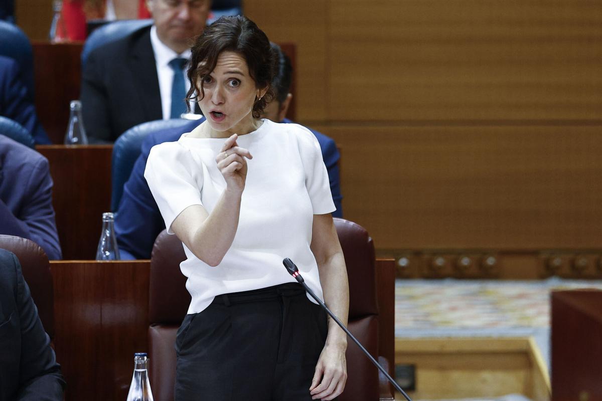 La presidenta de la Comunidad de Madrid, Isabel Díaz Ayuso interviene en el pleno de la Asamblea de Madrid celebrado este jueves. EFE/Rodrigo Jiménez