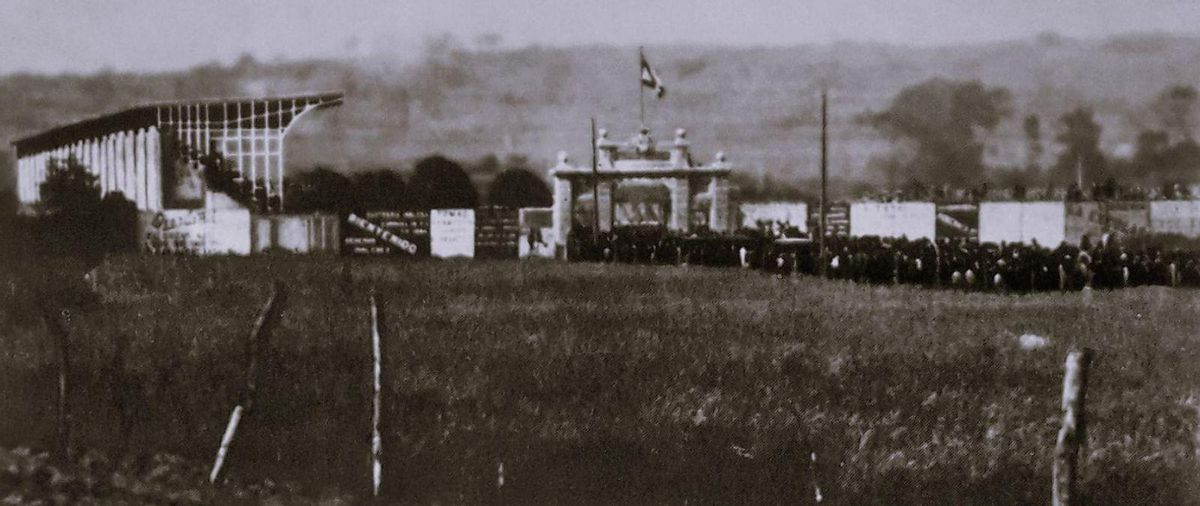 El estadio, finalizadas las obras de la puerta principal y de la tribuna cubierta . | ARCHIVO GRAN ENCICLOPEDIA ASTURIANA