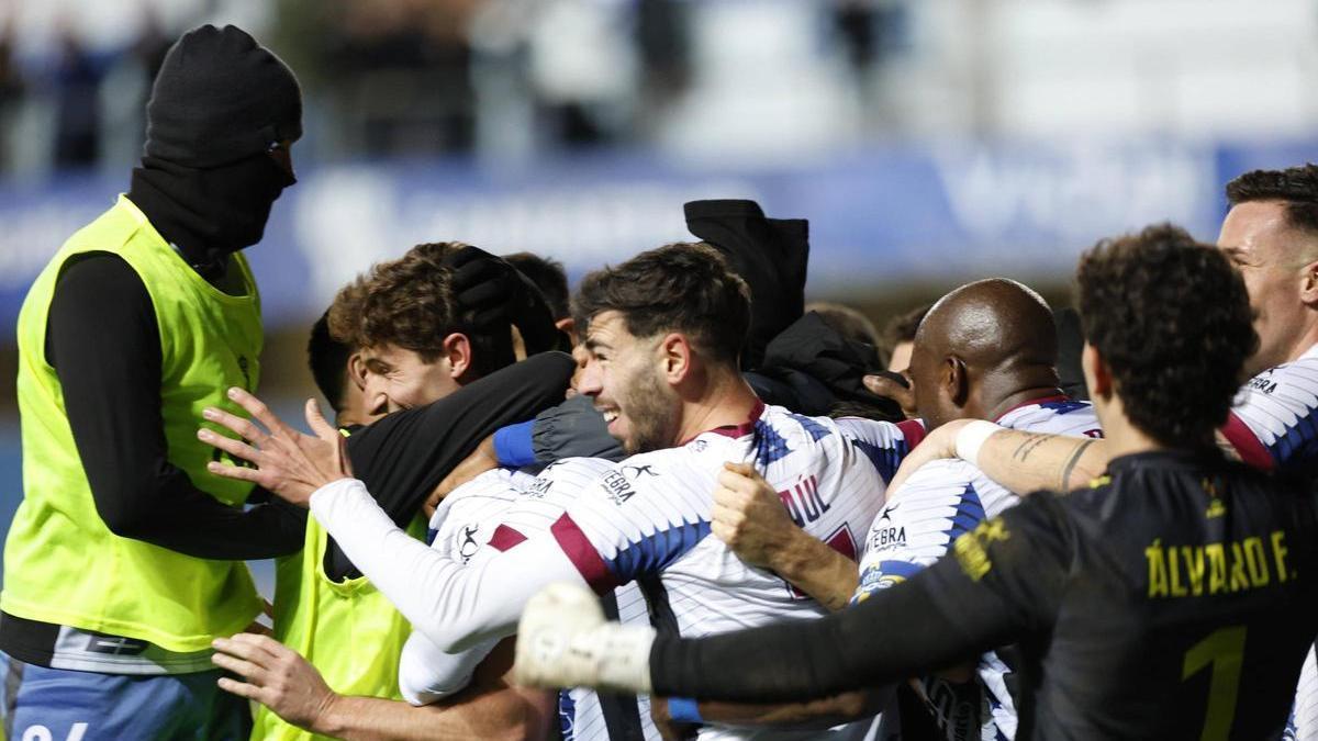 Javi Cueto celebra el tanto de la victoria del Avilés ante el Racing de Ferrol